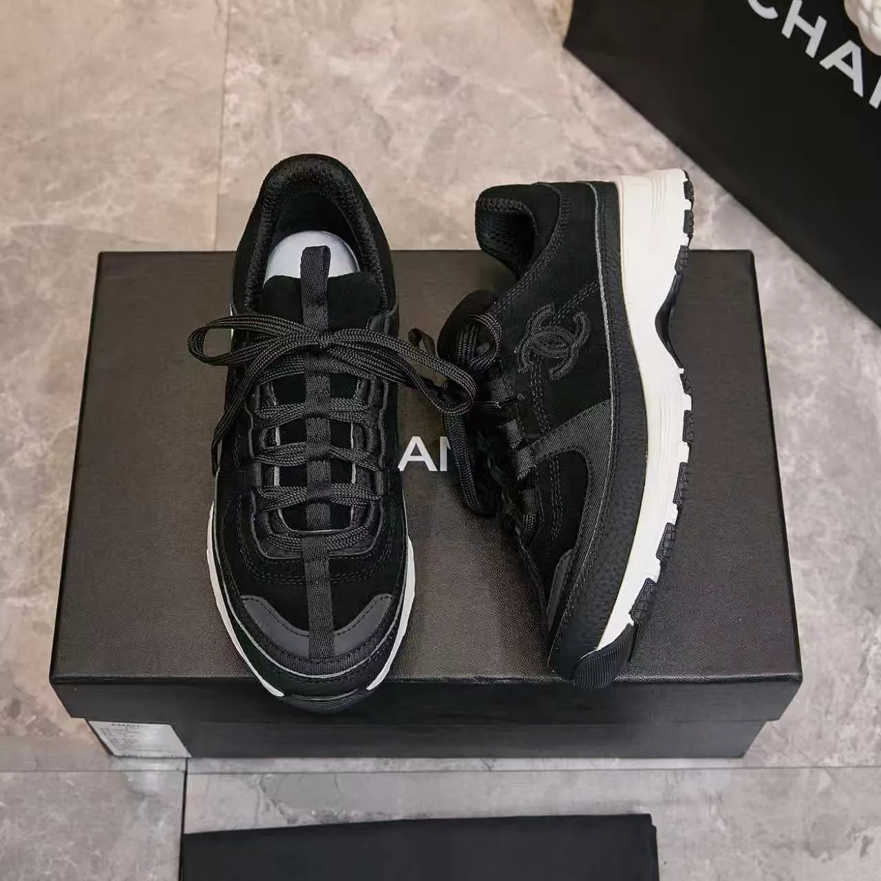 p560 Chanel Chanel - 2025 counter top casual sports shoes This classic design; the upper is embroidered with various techniques; the outsole is fashionable and sporty; the extraordinary inclusion of a variety of color matching elements... The diversified mix and match is very beautiful and versatile, casual, fashionable, sports and outdoor can be taken into account... ꫛꫀꪝ Go➫ Materials: ❶Upper made of: original imported high mercerized cow suede + imported mixed sheepskin ❷The inner lining is made of: original imported breathable mesh ❸Outsole is based on: original TPU combination outsole. Full set of boutique packaging for women 35-41 and men 38-46
